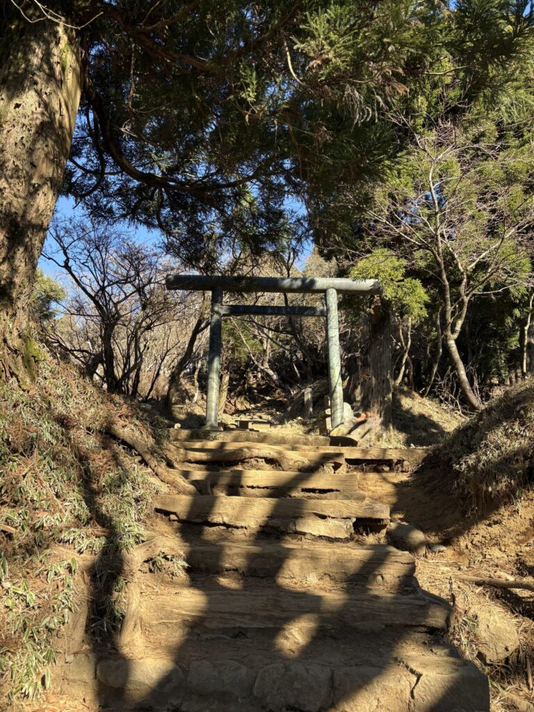 山頂近くの鳥居