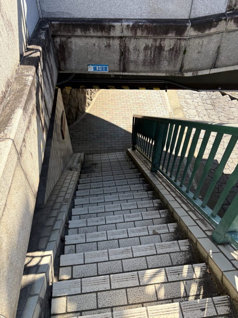 水無川遊歩道へ降りる階段