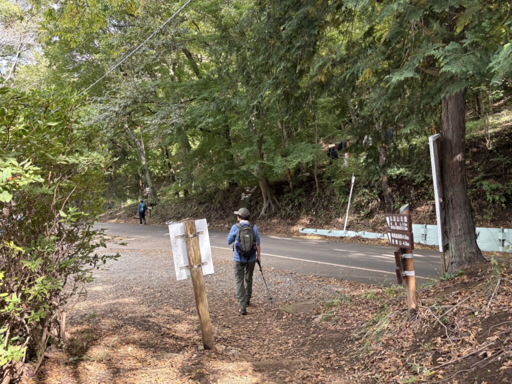 登山道と一般道の交差地点