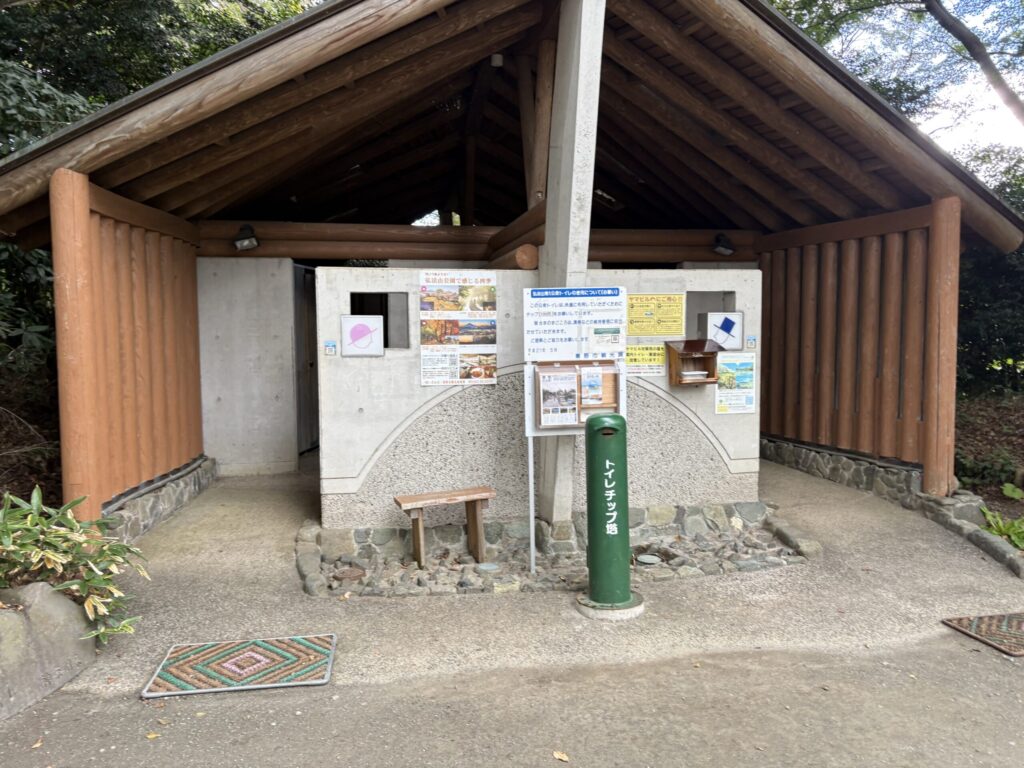 権現山から弘法山へ向かう途中にあるトイレ