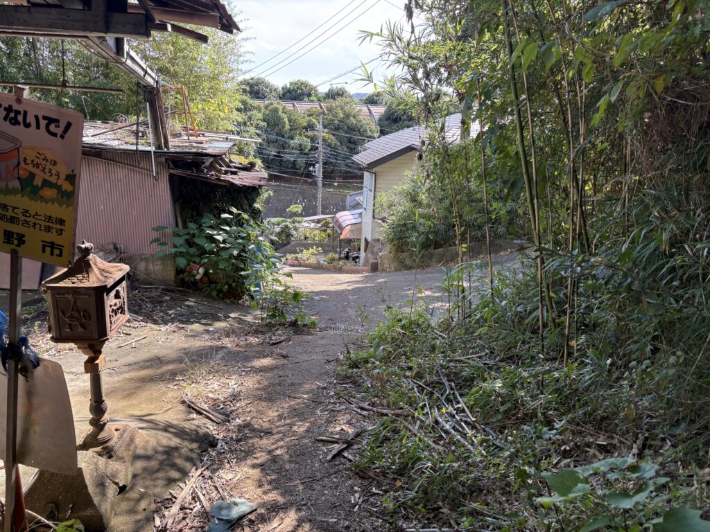 登山道を抜けて住宅地へ出る道