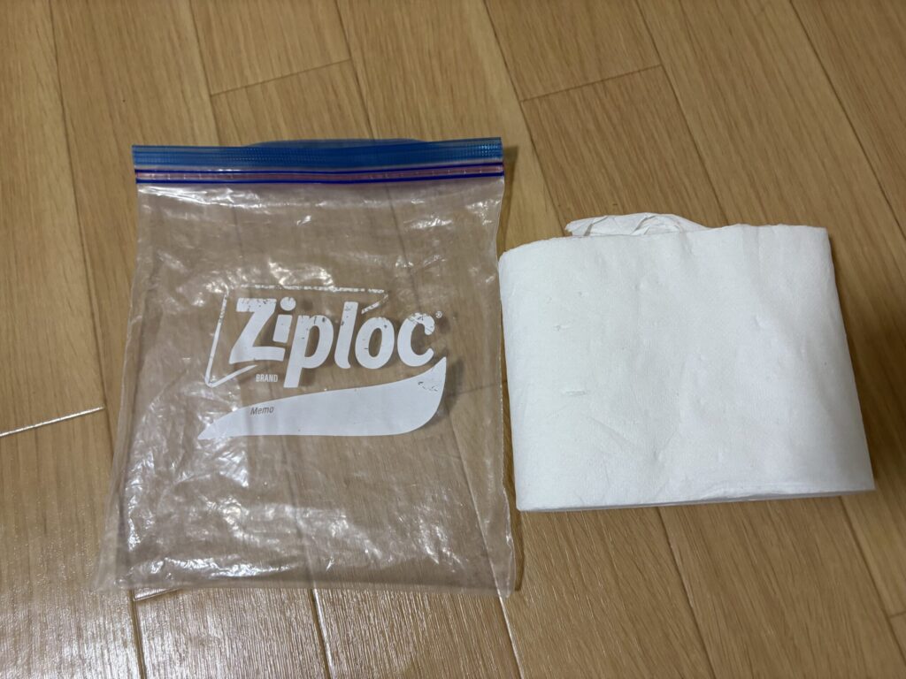 芯を抜いて軽くつぶしたトイレットペーパー