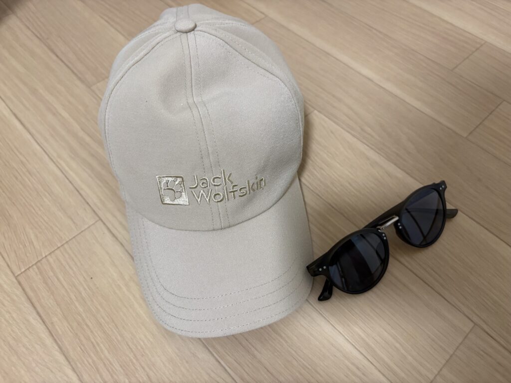 キャップとサングラスの写真