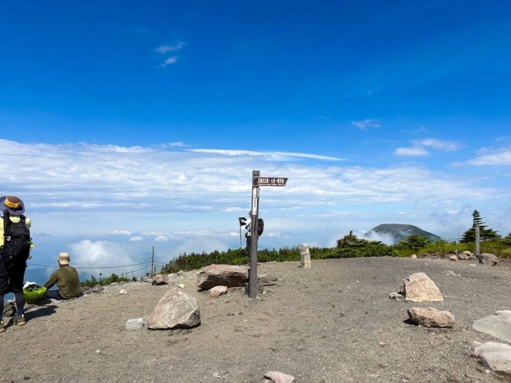 北八ヶ岳南峰山頂の様子