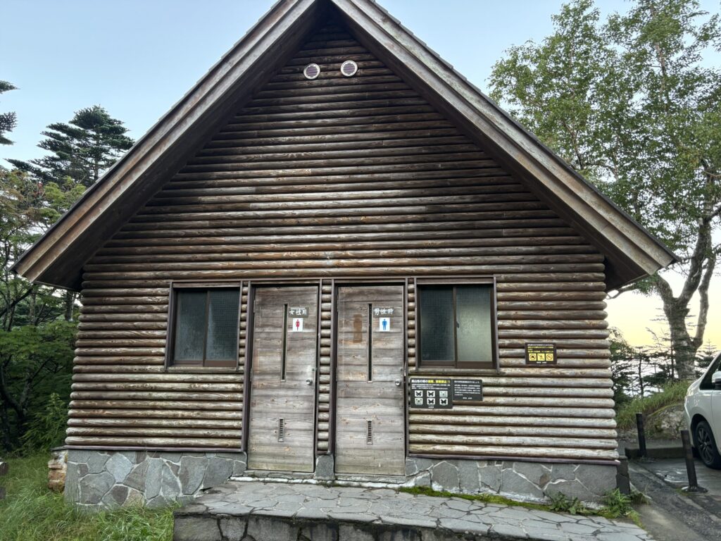 大弛峠駐車場のトイレの外観写真