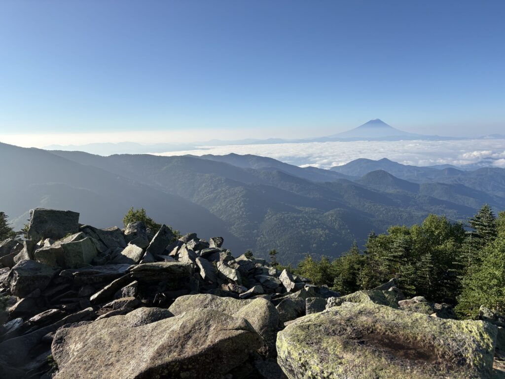 朝日岳手前の偽ピークから見た景色の画像