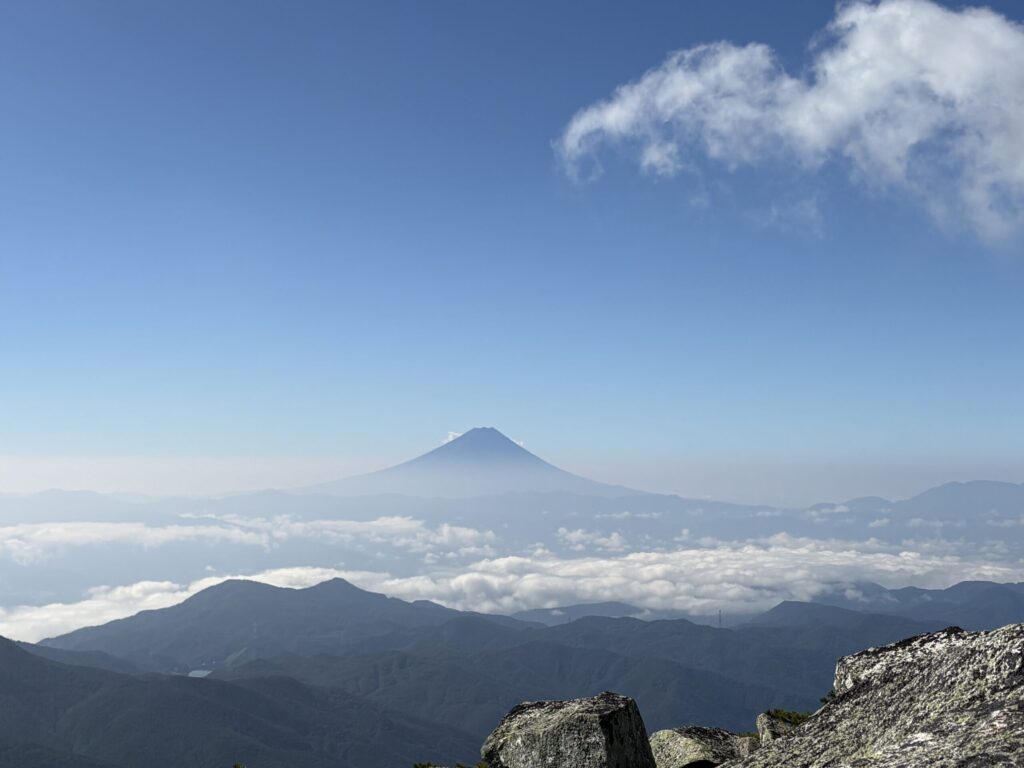 金峰山山頂付近から見た富士山の写真