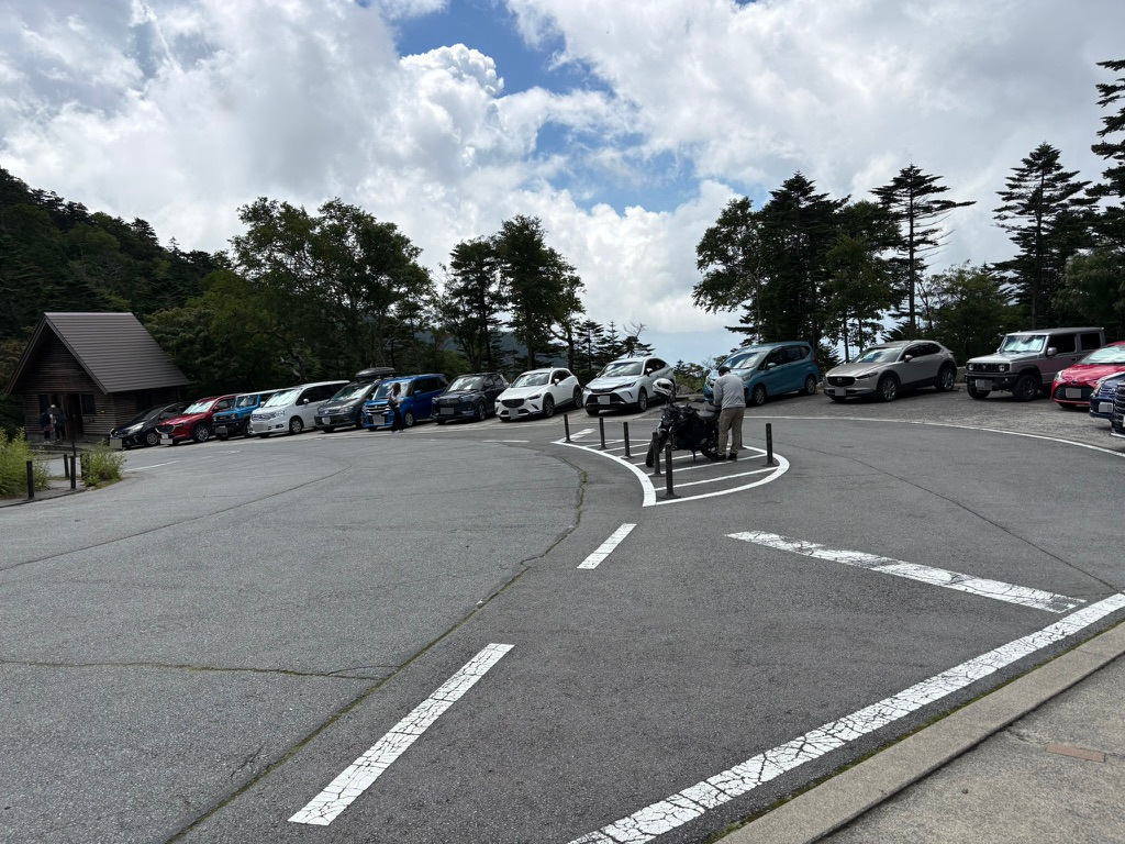 平日午前11時頃の大弛峠駐車場の画像