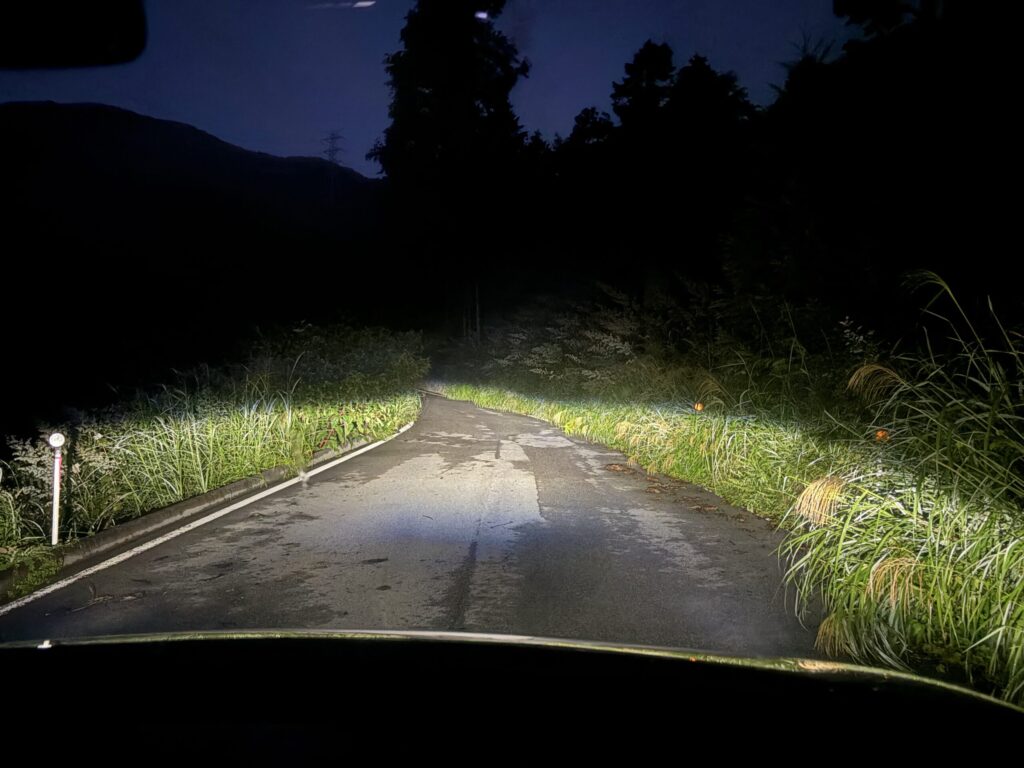 日の出前の大弛峠へ続く道の画像