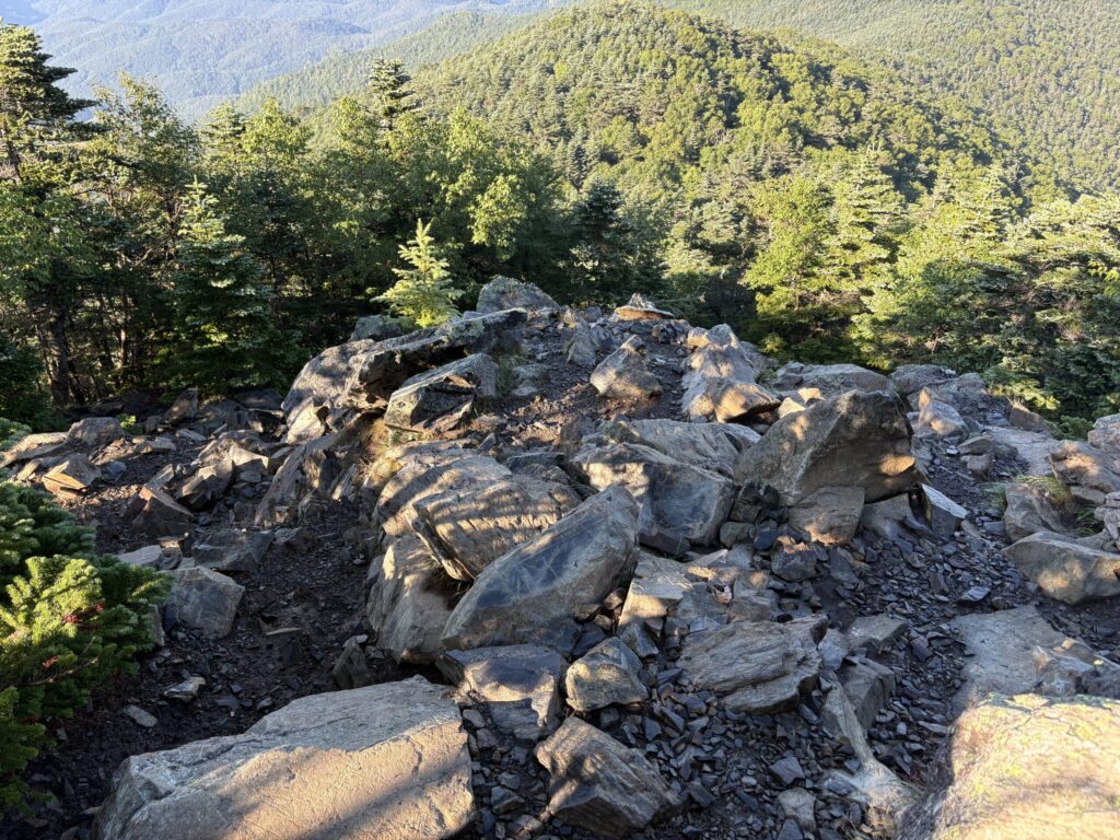 朝日岳通過後の行き止まりに見えるガレ場の画像